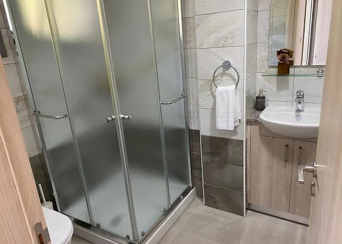 Modern Center Saripolou 2 アパート